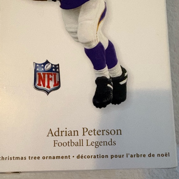 Hallmark Keepsake Ornament: Football Legends Series: Adrian Peterson - Picture 2 of 16
